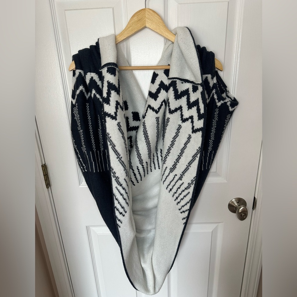 Madison 88 Knit Shawl Wrap‎ Womens One Size Navy and White Poncho Open Cardigan